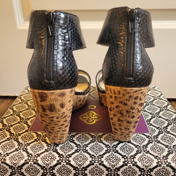NWOT Isola Oasis Black Snake Print Cork Wedge Sandals - Picture 7 of 13